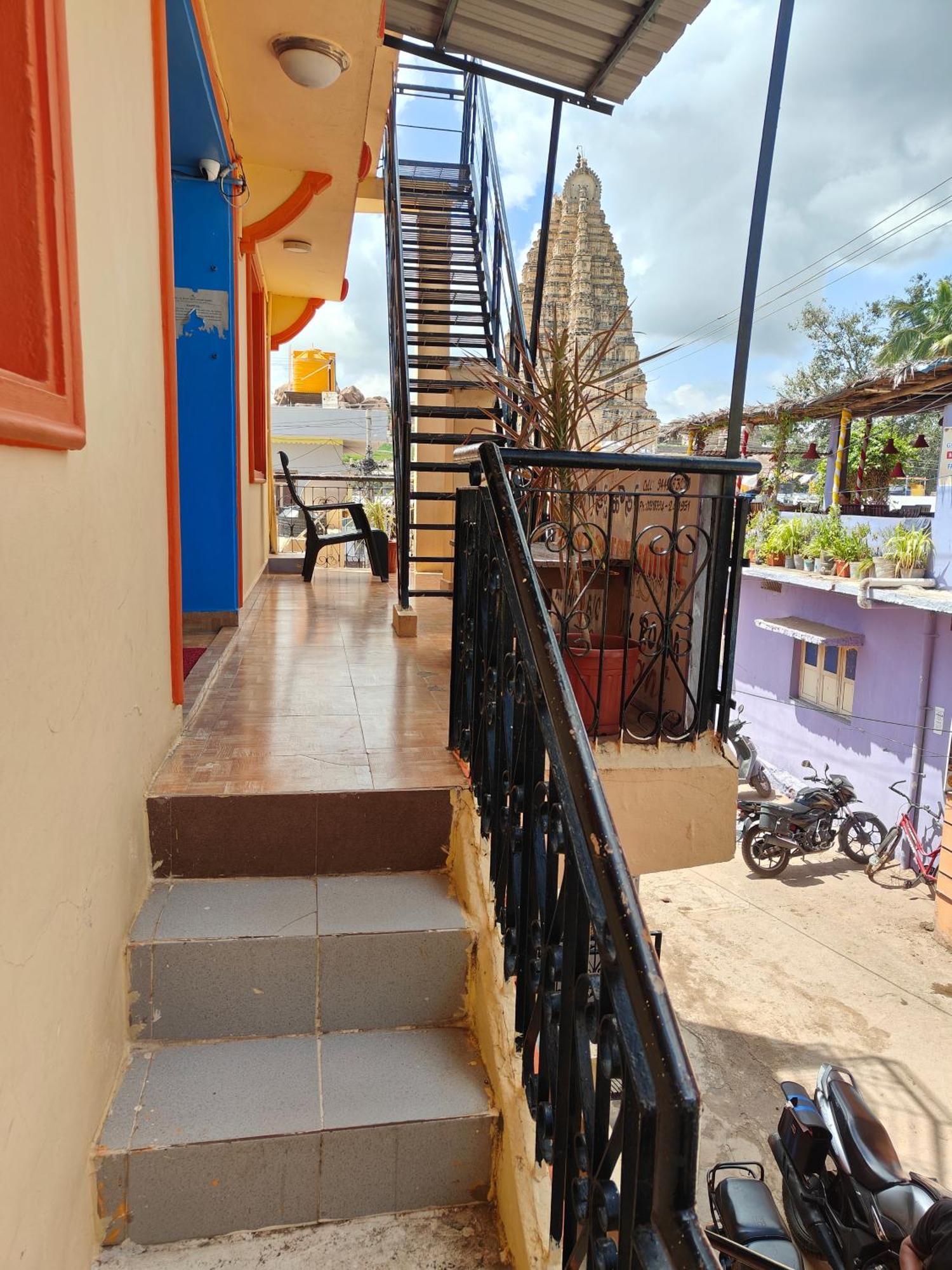 Rocky Guesthouse Hampi Exterior photo